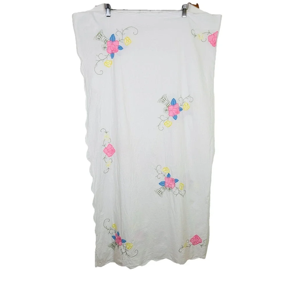 Vintage Linens Embroidered Square Flower Appliqué Tablecloth 46x46 Scalloped Hem